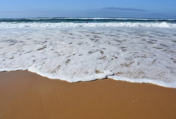 Gelombang dan pasir pantai untuk latar belakang — Stok Foto