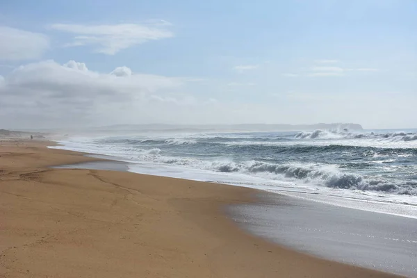 Onde e spiaggia di sabbia per sfondo — Foto Stock