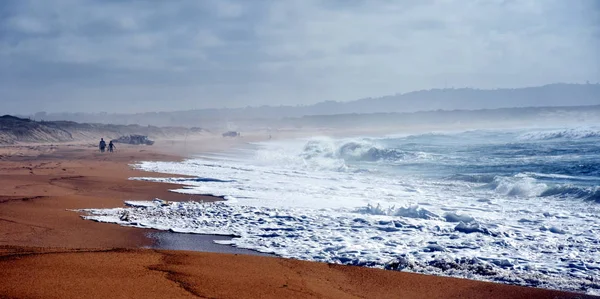 Ondas e praia de areia para fundo — Fotografia de Stock