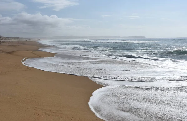 Ondas e praia de areia para fundo — Fotografia de Stock