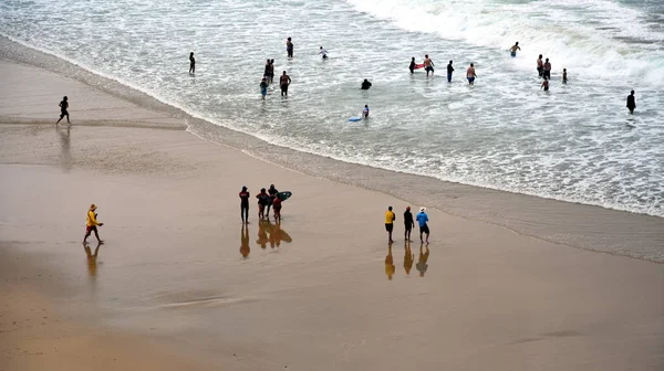 Persone che si rilassano, nuotano e prendono il sole sulla spiaggia — Foto Stock