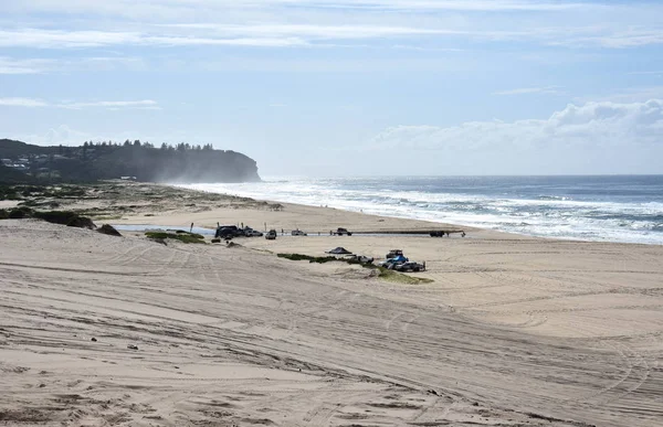 Paisagem horizontal da praia com carros — Fotografia de Stock