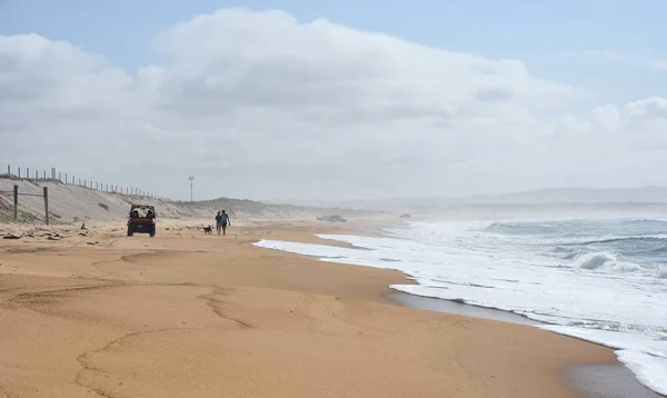 Волны и песчаный пляж на заднем плане — стоковое фото