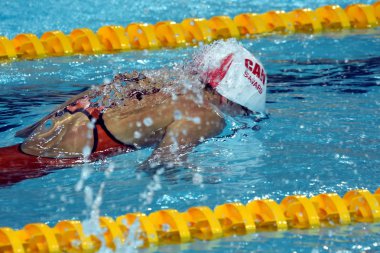 Hong Kong China - 30 Ekim 2016: Rekabetçi yüzücü Savard Katerine (Can) kadınlar kelebek 50 m ön ısı yüzme. Fina Yüzme Dünya Kupası Victoria Park Yüzme Havuzu.