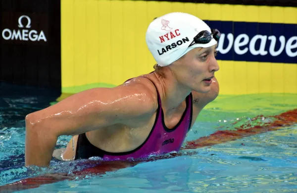 Hong Kong, Çin - 30 Ekim 2016: ABD'li yüzücü Larson Breeja (ABD) kadınlar kurbağalama 200m ön ısı sonra. Fina Yüzme Dünya Kupası, Victoria Park Yüzme Havuzu.