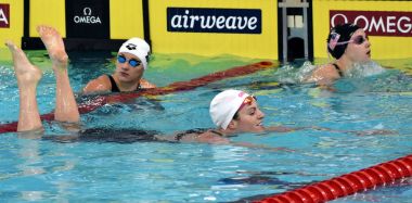 Yüzücüler Emily Seebohm, Smith Regan Elisabeth ve Hosszu Katinka
