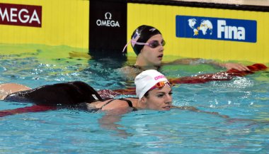 Yüzücüler Emily Seebohm ve Smith Regan