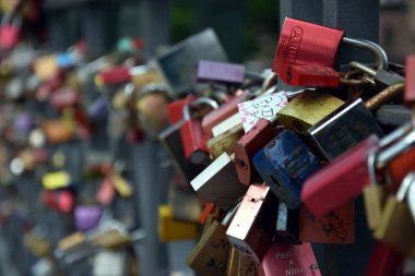 Eiserner Steg demir köprü için renkli asma kilitler