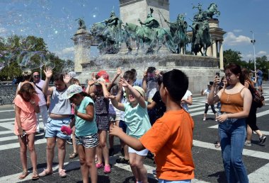 Çocuklar yakalamak ve sabun köpüğü ile eğleniyor