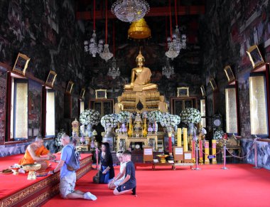 İnsanlar dua eden saygı keşiş 