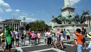 Çocuklar yakalamak ve sabun köpüğü ile eğleniyor