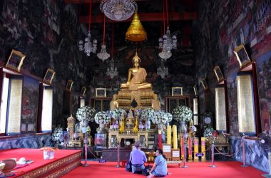 İnsanlar dua eden saygı keşiş 