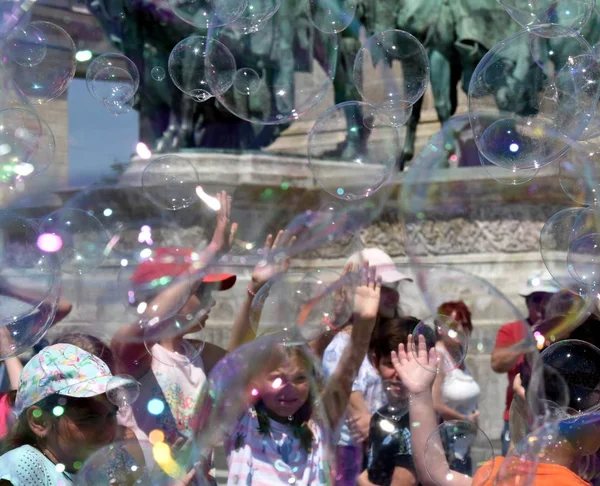 Çocuklar yakalamak ve sabun köpüğü ile eğleniyor