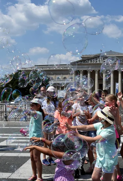 Bambini che catturano e si divertono con bolle di sapone — Foto Stock