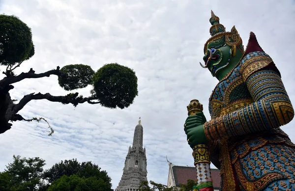 Statyn och forntida buddhistiska stupan i Wat Arun — Stockfoto