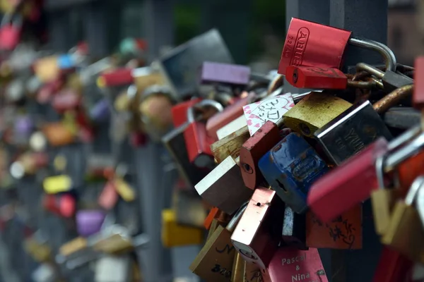 Eiserner Steg demir köprü için renkli asma kilitler