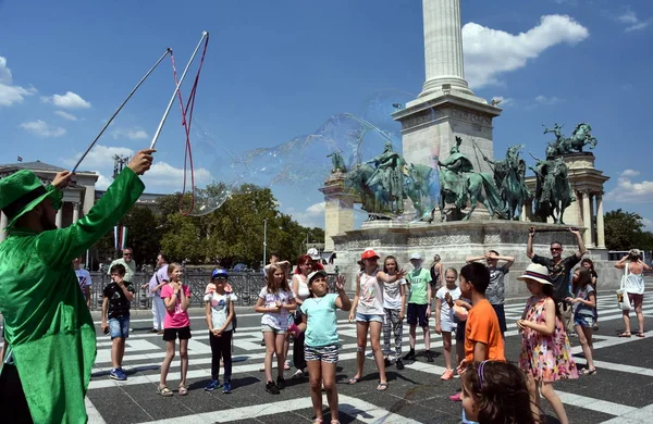 Çocuklar yakalamak ve sabun köpüğü ile eğleniyor