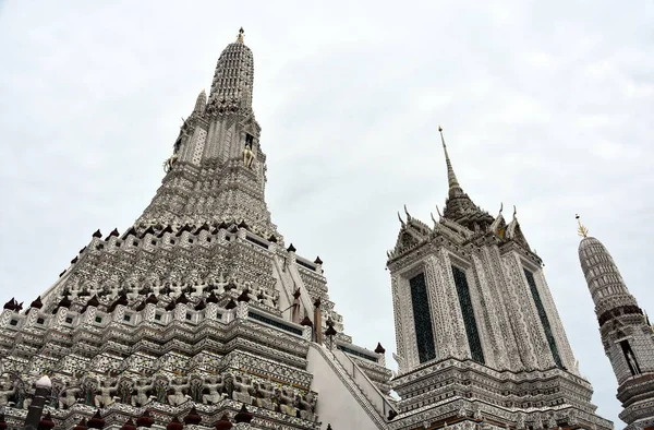 Forntida buddhistiska stupan i Wat Arun — Stockfoto