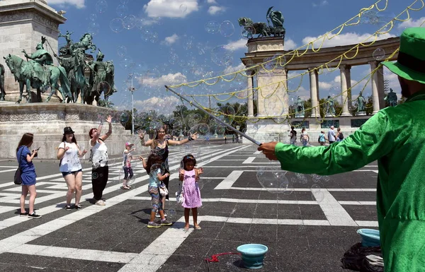 Çocuklar yakalamak ve sabun köpüğü ile eğleniyor