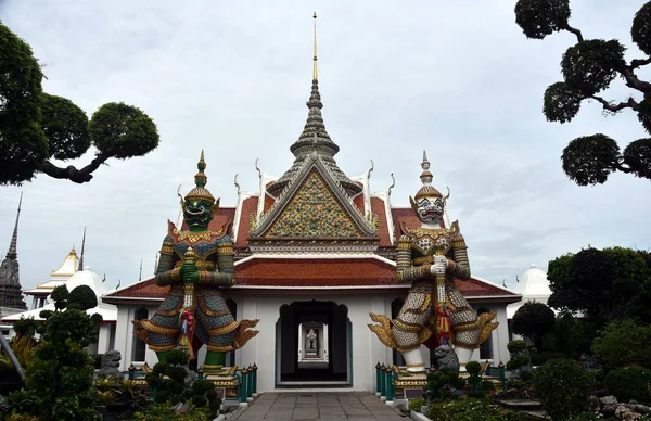 Wat Arun är ett buddistiskt tempel i Bangkok — Stockfoto