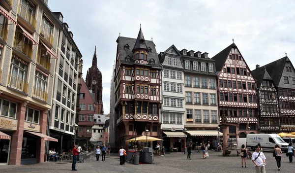 Casas alemãs tradicionais na praça da cidade velha de Frankfurt — Fotografia de Stock