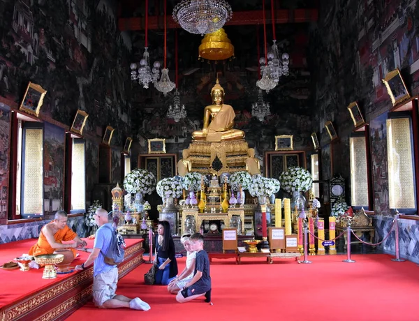 İnsanlar dua eden saygı keşiş 