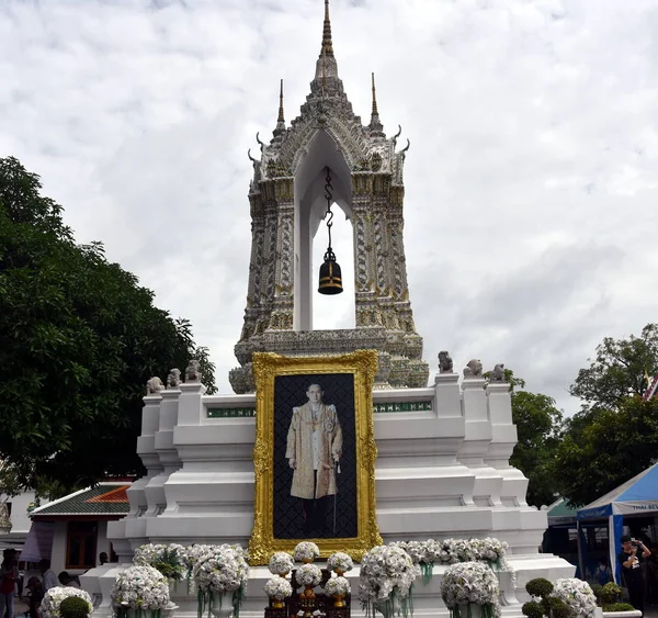 Tayland Kralı Bhumibol Adulyadej Wat Pho tapınağında portresi — Stok fotoğraf