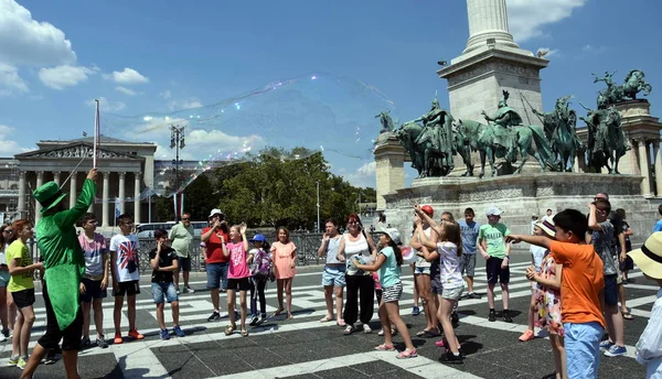 Çocuklar yakalamak ve sabun köpüğü ile eğleniyor