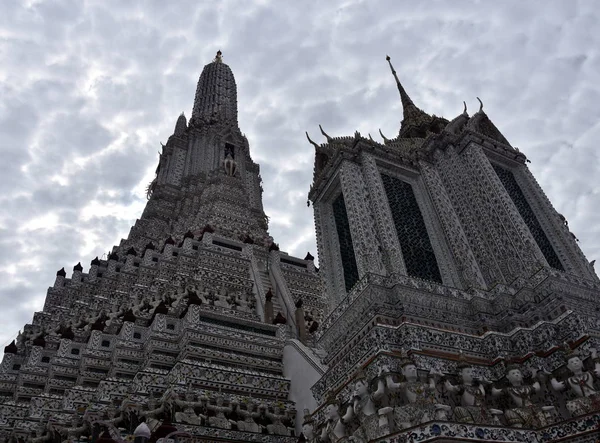 Forntida buddhistiska stupan i Wat Arun — Stockfoto