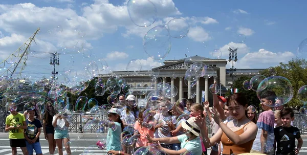 Çocuklar yakalamak ve sabun köpüğü ile eğleniyor