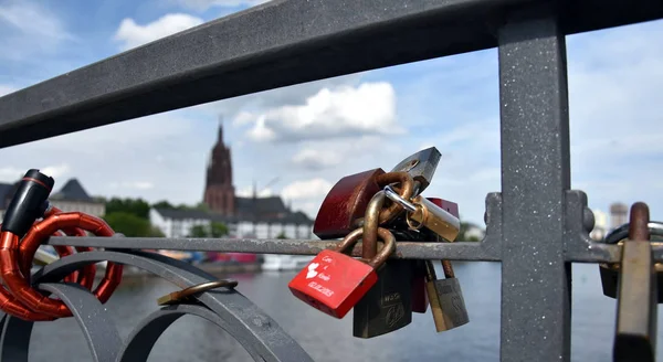 Candados en el puente como muestra de amor con la Catedral Imperial — Foto de Stock