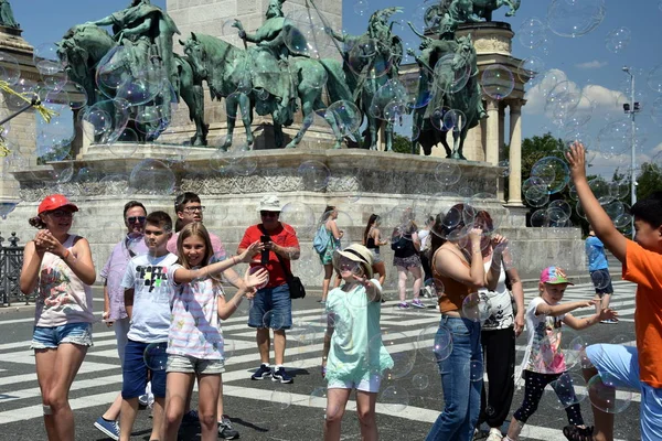 Çocuklar yakalamak ve sabun köpüğü ile eğleniyor