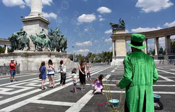 Çocuklar yakalamak ve sabun köpüğü ile eğleniyor