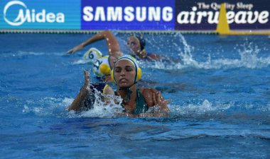 Zimmerman Jessica bir kazak oyuncu ile savaşır