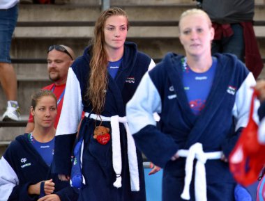 İnneke Dora ve Gurisatti Greta Macar waterpolo oyuncular  