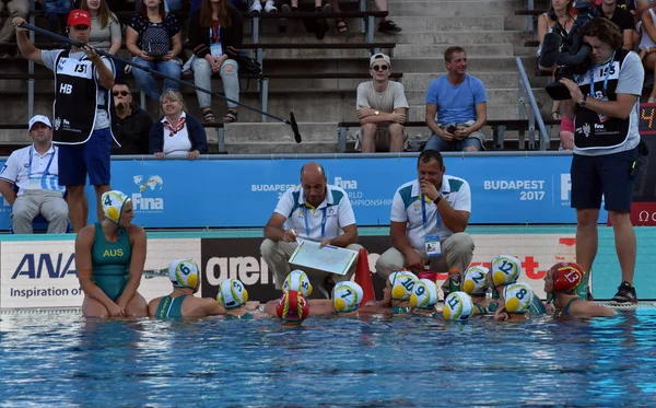 El equipo australiano de waterpolo femenino en el descanso — Foto de Stock