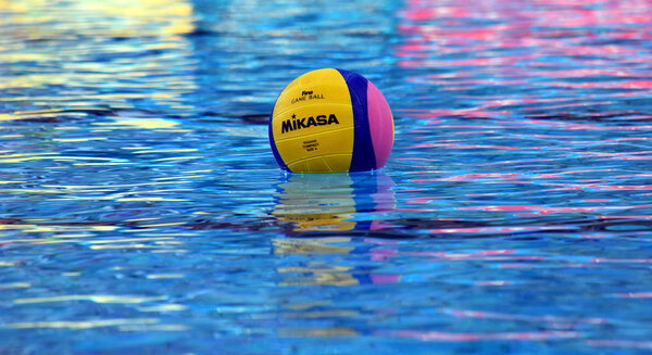 Бал водного поло в бассейне
 