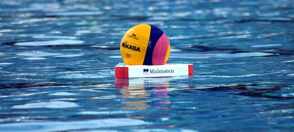 Vattenpolo boll i poolen — Stockfoto