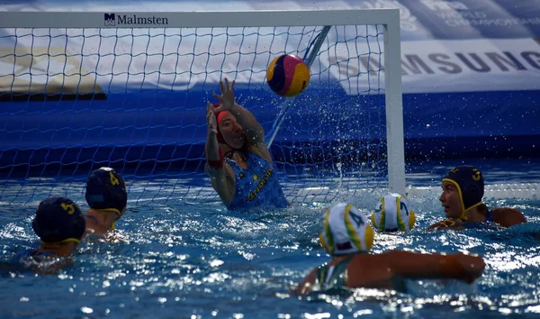 Kazajstán equipo de waterpolo femenino defiende contra Australia — Foto de Stock