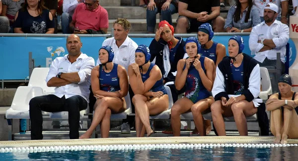 El equipo húngaro de waterpolo femenino se sienta a la orilla de la piscina — Foto de Stock