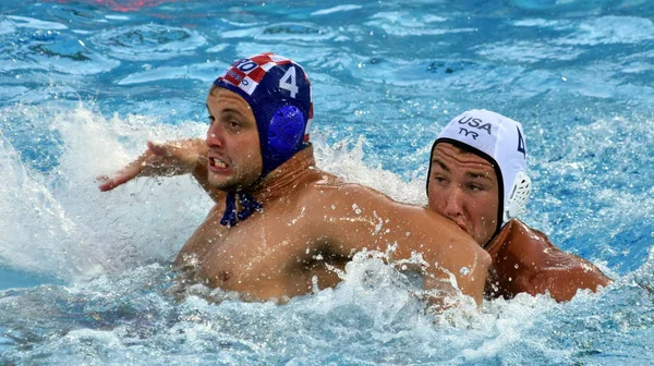 Loncar Luka Obert Alex ile savaşır