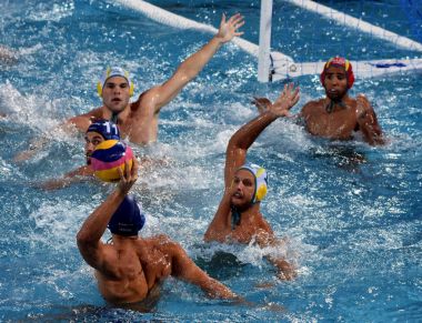 Avustralya waterpolo takımı Macaristan karşı savunur
