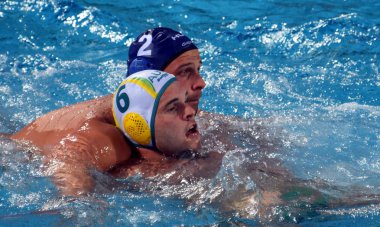 Budapeşte, Macaristan - 17 Temmuz 2017: Torok Bela (Hun) su (Mavili) oyuncu kavgalar Edwards Lachlan (Aus) ile. 2017 yılında Alfred Hajos Yüzme merkezinde Waterpolo Avrupa Şampiyonası düzenlendi.