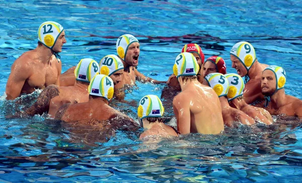 澳大利亚水球队伍喊他们在开始时的呐喊 — 图库照片
