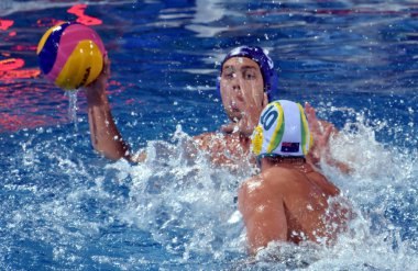 Erdelyi Balazs Fannon James ile savaşır