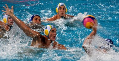 Güç Nathan Macar waterpolo oyuncuya karşı savunur