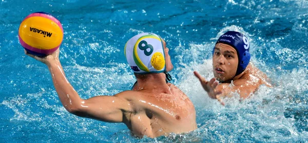 Erdelyi Balazs Younger Aaron ile savaşır