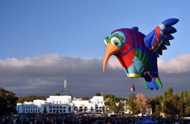 Canberra, Avustralya - 10 Mart 2018. Büyük sinek kuşu sıcak hava balonu gerekçesiyle eski başlatılması Parlamentosu ev içinde Canberra, balon muhteşem festivalin bir parçası olarak.