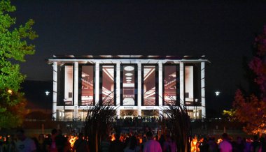 Canberra, Avustralya - 10 Mart 2018. Avustralya Ulusal Kütüphane üzerinde bir projeksiyon Canberra 2018 Enlighten Festivali sırasında.