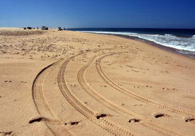 Yatay manzara arabalı plaj. Anna defne 4WD araba (Nsw, Avustralya). Sahil dune sürüş bir offroad lastik izleri.